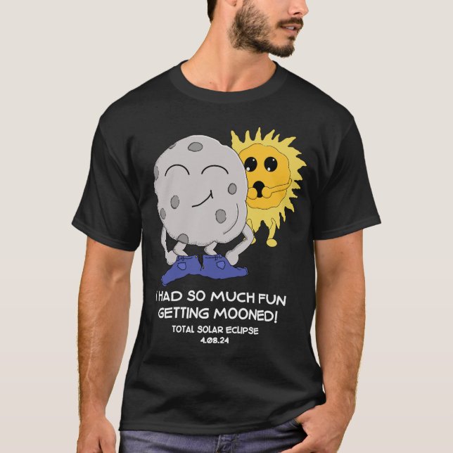 Funny Eclipse 2024 Getting Mooned Joke T-Shirt (Vorderseite)