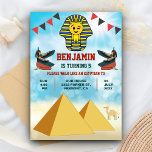Funny Egyptian Pharaoh King - Einladung zum Geburt<br><div class="desc">Erleben Sie die coole ägyptische Geburtstagsfeier mit einem niedlichen ägyptischen Königswinken, Göttinnen und schönen Pyramiden vor einem sonnigen Hintergrund. Fügen Sie einfach Ihre Veranstaltungsdetails zu dieser einfach zu bedienenden Vorlage hinzu, um sie zu einer einmaligen Einladung zu machen. Dreh die Karte auf, um ein elegantes geometrisches Muster auf der Kartenrückseite...</div>