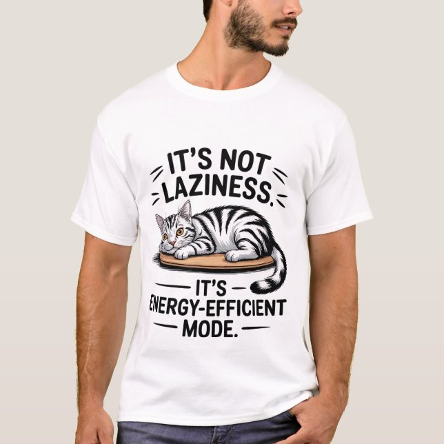 Funny "Energy-Efficient Mode" Lazy Cat 🔋🐈 T-Shirt (Vorderseite)