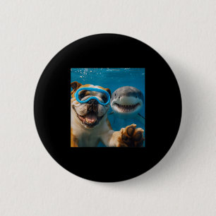 Funny English Bulldog Hund Selfie mit Shark Ocean Button