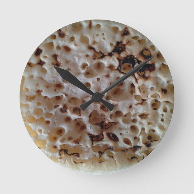 Funny English Crumpe Food Wall Clock Runde Wanduhr (Vorderseite)
