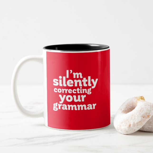 Funny English Teacher Stille korrigiert Grammatik Zweifarbige Tasse (Mit Donut)