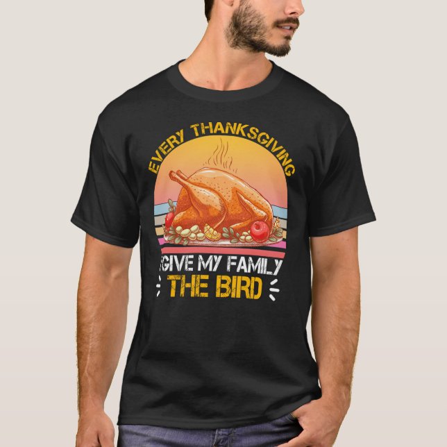 Funny Every Thanksgiving I Give My Family The Bird T-Shirt (Vorderseite)