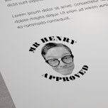 Funny Face Teacher genehmigt Gummistempel<br><div class="desc">Machen Sie Grade lustig! Erstellen Sie eine benutzerdefinierte selbstfarbige Briefmarke mit dem Wort "ZUGELASSEN". Ideal für Lehrer, die gewollt haben, der studentischen Arbeit eine sonderbare, personalisierte Touch hinzuzufügen. Laden Sie den Kopfschuss hoch (transparentes PNG wird für beste Ergebnisse empfohlen). Diese unglaublich witzig Briefmarke ist ein tolles Geschenk für Lehrer und...</div>