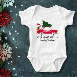 Funny Family Christmas Bringing Zuhause Xmas Tree Baby Strampler<br><div class="desc">Feiern Sie die Saison mit diesem familiären Weihnachtsfest-Shirt mit einem Retroauto mit Weihnachtsbaum und Urlaubspaketen im Kofferraum. Fügen Sie unten Ihren Familiennamen hinzu, um daraus Ihr eigenes Weihnachtsgeschenk zu machen. Ideal für Familienfeiern, Fotos, Feiern und vieles mehr. Vergnügen, festlich mit einem Retro, Vintagen Ambiente - es wird sicher sein, den...</div>