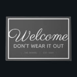 Funny Family Willkommen | Moderner Grauweißstil Fußmatte<br><div class="desc">Mit diesem personalisierten Willkommensdesign heißen Sie Ihre Gäste herzlich willkommen. Das Design sieht aus wie eine einfache Begrüßungsmatte, bis man genau gelesen hat, dass es die Gäste davon abhält, ihren Besuch zu überbrücken. Wörter lesen "Willkommensgruß verschleiert nicht" mit Familienname und Datum darunter. Das Design ist grau-weiß kalligrafisch und modern auf...</div>