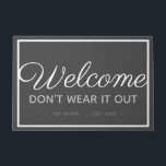 Funny Family Willkommen | Moderner Grauweißstil Fußmatte<br><div class="desc">Mit diesem personalisierten Willkommensdesign heißen Sie Ihre Gäste herzlich willkommen. Das Design sieht aus wie eine einfache Begrüßungsmatte, bis man genau gelesen hat, dass es die Gäste davon abhält, ihren Besuch zu überbrücken. Wörter lesen "Willkommensgruß verschleiert nicht" mit Familienname und Datum darunter. Das Design ist grau-weiß kalligrafisch und modern auf...</div>
