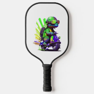 Funny farbige Schildkröte auf einem Scooter Pickleball Schläger