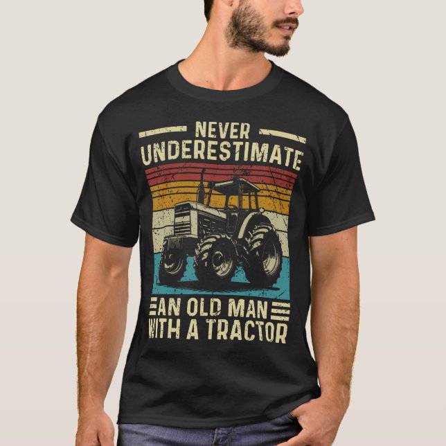 Funny Farmer Never Underestimate An Old Man With A T-Shirt (Vorderseite)