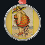 Funny Fat Lady on Beach Silbernes Ornament<br><div class="desc">Ein großartiger Nutzen für eine fette Dame - was für ein Schrei! Was wäre besser, um Zuflucht vor dem Sturm zu finden, aber unter einem dicken Damenkorb! Diese wunderschöne Vintage Abbildung wurde auf einer Postkarte neben der "Korrespondenzkarte der belebten Person" gedruckt, die es Ihnen ermöglichte, schnell von dem, was Sie...</div>
