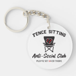 Funny Fence sitzt Anti Social Club Baseball Soft Schlüsselanhänger