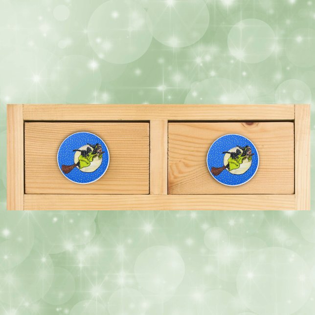 Funny Flying Hexe Black Cat Moon Stars Halloween Keramikknauf (Fun Witch black cat flying past moon on broom blue sky with stars drawer knob pulls.)
