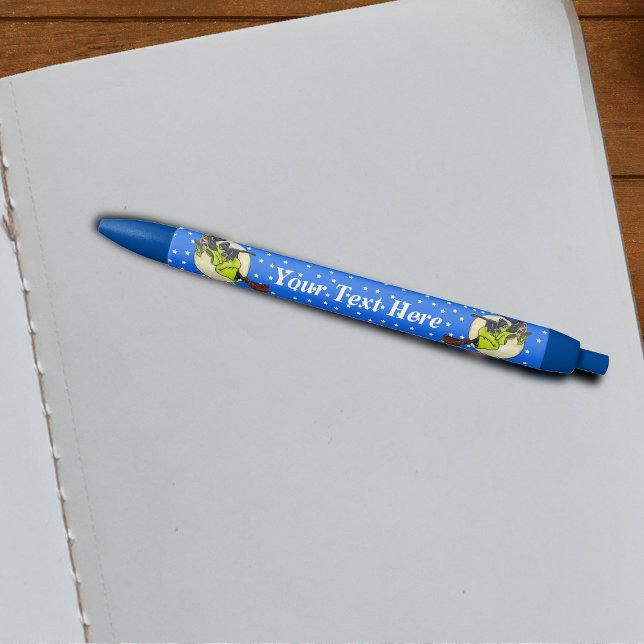 Funny Flying Hexe Black Cat Moon Stars Halloween Kugelschreiber (Witch green dress black cat back flying on broom past moon stars on blue writing pen for Halloween.)