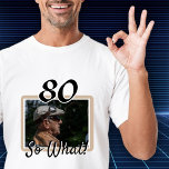 Funny Foto 80. Geburtstag Ehrengast T-Shirt<br><div class="desc">80 So, was Funny Zitat Foto 80. Geburtstag Gast von Ehre T - Shirt. 60. Geburtstagsparty T - Shirt für jemanden feiern 80 Jahre. Es kommt mit einem lustigen und motivierend Zitat 80 So What! und ist perfekt für eine Person mit einem Sinn für Spaß. Legen Sie Ihr Foto in...</div>