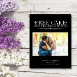 Funny Free Cake Wedding Foto Save the Date Ankündigungspostkarte<br><div class="desc">Unser niedliches und charmantes Funny Free Cake Wedding Foto Save the Date Postcard! Ideal für Paare, die glauben, dass Lachen der beste Weg ist, ihre Hochzeitsreise zu starten. Diese Postkarte, die das Wesen der Freude und des Launens einfängt, enthält eine wunderbare Botschaft, die sicher Lächeln bringen wird: "Kostenloser Kuchen und...</div>