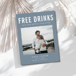Funny Free Drinks Foto Hochzeit retten das Datum Ankündigungspostkarte<br><div class="desc">Das Foto "Hochzeit speichern Sie die Date Postkarten" - ideal für das lustige Ehepaar, das bereit ist, seine großen Neuigkeiten zu teilen! Mit einem spielerischen "Free Drinks (and We're Getting Married)"-Design in schlichtgrau, diese modernen speichern die Daten vollständig mit Ihrem bevorzugten Foto, Namen, Hochzeitstag und Ort anpassbar. Fügen Sie einfach...</div>
