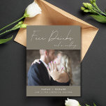 Funny Free Drinks Foto Hochzeit retten das Datum Ankündigungspostkarte<br><div class="desc">Diese Save the Date Postkarten sind für das lustige Ehepaar gedacht, das nicht warten kann, um seinen Hochzeitstag mit seiner Familie und seinen Freunden zu teilen. Mit einer Touch Spaß und einem Hauch von modernem Flair sind diese Karten ideal für Paare, die Liebe haben, ihren besonderen Tag etwas zu verbringen....</div>