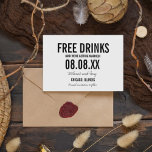 Funny Free Drinks Foto Vertikal speichern Sie die  Save The Date<br><div class="desc">Eine sonnige Hochzeit bewahrt die Dattelkarten in einem modernen und einfachen Block- und Skriptdesign,  das lautet "Free Drinks (und wir heiraten gerade)". Passen Sie Ihren Namen,  Ihre Hochzeitsstandorte und Ihr Datum an. Auf der Rückseite der Karte befindet sich Ihr Lieblings-Foto in einem vertikalen Layout.</div>