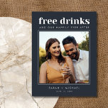 Funny Free Drinks Hochzeitsfest Foto Save the Date Ankündigungspostkarte<br><div class="desc">Diese Save the Date Postkarten sind für das lustige Paar, das nicht warten kann, um bei ihrer Hochzeit mit ihrer Familie und ihren Freunden zu feiern. Moderne Foto-Typografie "Free Drinks and a wedding on the side" Design ist eines unserer beliebtesten! Ihre Hochzeitsgäste werden es Liebe geben. Passen Sie Ihre Foto-...</div>