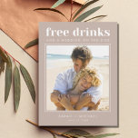 Funny Free Drinks Hochzeitsfest Foto Save the Date Ankündigungspostkarte<br><div class="desc">Diese Save the Date Postkarten sind für das lustige Paar, das nicht warten kann, um bei ihrer Hochzeit mit ihrer Familie und ihren Freunden zu feiern. Moderne Foto-Typografie "Free Drinks and a wedding on the side" Design ist eines unserer beliebtesten! Ihre Hochzeitsgäste werden es Liebe geben. Passen Sie Ihre Foto-...</div>