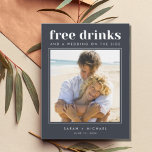 Funny Free Drinks Hochzeitsfest Foto Save the Date Ankündigungspostkarte<br><div class="desc">Diese Save the Date Postkarten sind für das lustige Paar, das nicht warten kann, um bei ihrer Hochzeit mit ihrer Familie und ihren Freunden zu feiern. Moderne Foto-Typografie "Free Drinks and a wedding on the side" Design ist eines unserer beliebtesten! Ihre Hochzeitsgäste werden es Liebe geben. Passen Sie Ihre Foto-...</div>