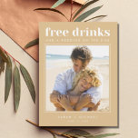 Funny Free Drinks Hochzeitsfest Foto Save the Date Ankündigungspostkarte<br><div class="desc">Diese Save the Date Postkarten sind für das lustige Paar, das nicht warten kann, um bei ihrer Hochzeit mit ihrer Familie und ihren Freunden zu feiern. Moderne Foto-Typografie "Free Drinks and a wedding on the side" Design ist eines unserer beliebtesten! Ihre Hochzeitsgäste werden es Liebe geben. Passen Sie Ihre Foto-...</div>