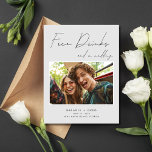 Funny Free Drinks Hochzeitsfest Foto Save the Date Ankündigungspostkarte<br><div class="desc">Diese lustige Gratis Drinks und eine Save the Date eine Postkarte für Hochzeitsfeiern sind ideal für Paare, die glauben, dass Lachen der beste Weg ist, ihre Hochzeitsreise zu beginnen. Diese Postkarte, die das Wesen von Freude und Laune einfängt, enthält eine wunderbare Botschaft, die sicher Lächeln bringen wird: "Freie Getränke und...</div>