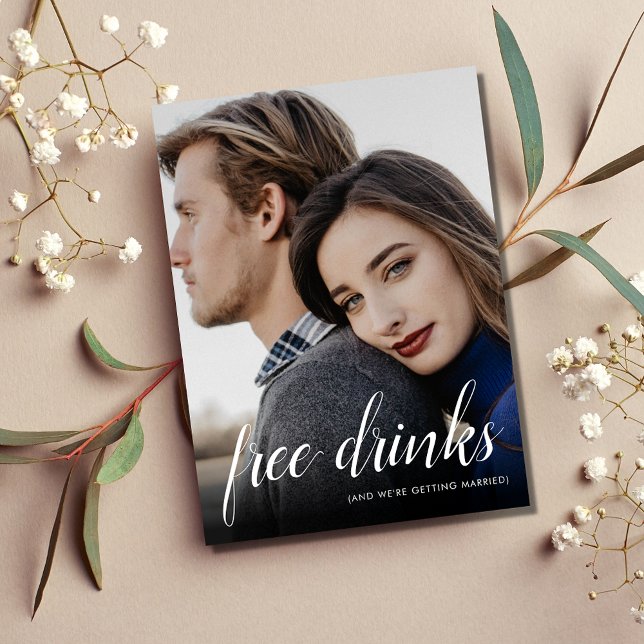 Funny Free Drinks Hochzeitsfest Foto Save the Date Ankündigungspostkarte (Funny Free Drinks Wedding Photo Save the Date Announcement Postcard)