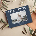 Funny Free Drinks Marine Hochzeit retten die Daten Ankündigungspostkarte<br><div class="desc">Save the Date Postkarten für das lustige Paar, das nicht warten kann, um seinen Hochzeitstag mit seiner Familie und Freunden zu teilen. Modernes Foto "Free Drinks (und wir werden heiraten) Design in Marineblau und Weiß ist mit Ihrem Foto, Namen, Hochzeitstag und Ort angepasst. Fügen Sie Ihre Rücksendeadresse- und Hochzeitsdetails auf...</div>