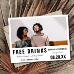 Funny Free Drinks Modernes Foto Hochzeit Ankündigungspostkarte<br><div class="desc">Eine sonnige Hochzeit speichert das Datum der Postkarten - verschickt sie an die Familie und Freunde,  die sie gefragt haben,  um Ihr Hochzeitstag zu reservieren. Schwarz-Weiß "Free Drinks (und wir werden heiraten) Design. Passen Sie mit Ihrem Foto,  Namen,  Hochzeitsort,  Hochzeitsdatum und Hochzeitswebsite auf.</div>
