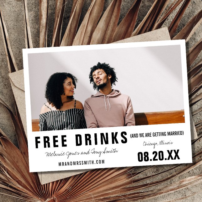 Funny Free Drinks Modernes Foto Hochzeit Ankündigungspostkarte (Von Creator hochgeladen)
