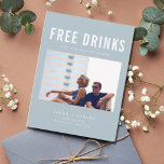 Funny Free Drinks Wedding Blue Save the Dates Ankündigungspostkarte<br><div class="desc">Diese Save the Date Postkarten sind für das lustige Ehepaar gedacht, das nicht warten kann, um seinen Hochzeitstag mit seiner Familie und seinen Freunden zu teilen. Modernes Foto "Free Drinks (und wir werden heiraten) Design in blau ist mit Ihrem Foto, Namen, Hochzeitsdatum und Ort angepasst. Fügen Sie Ihre Rücksendeadresse- und...</div>