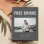 Funny Free Drinks Wedding Gray retten die Daten Ankündigungspostkarte<br><div class="desc">Diese Save the Date Postkarten sind für das lustige Ehepaar gedacht, das nicht warten kann, um seinen Hochzeitstag mit seiner Familie und seinen Freunden zu teilen. Modernes Foto "Free Drinks (und wir werden heiraten) Design in grau ist mit Ihrem Foto, Namen, Hochzeitsdatum und Ort angepasst. Fügen Sie Ihre Rücksendeadresse- und...</div>