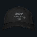 Funny French Zitat in Schwarz Bestickte Baseballkappe<br><div class="desc">Eine humorvolle Drehung auf dem französischen Sprichwort,  um das Leben zu genießen und zu akzeptieren,  wie es ist - c'est la freaking vie - mit einem minimalistischen boho ästhetische. Cooles Geschenk für Ihren Frankophilen Freund,  Wanderlust-Reise-Blogger,  und Frankreich-Liebhaber für lässige Wochenend-Brunch-Termine und Alltag rund um das Haus Spaß.</div>