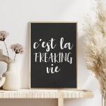 Funny French Zitat in Schwarz und Weiß Poster<br><div class="desc">Eine humorvolle Drehung auf dem französischen Sprichwort,  um das Leben zu genießen und zu akzeptieren,  wie es ist - c'est la freaking vie - mit einem minimalistischen boho ästhetische in modernen Schwarz-Weiß.</div>