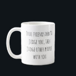 Funny Friendship BESTE FREUNDIN Bestie Quote Spric Kaffeetasse<br><div class="desc">Beginnen Sie jeden Morgen mit einem Lächeln und einem Lachen! Diese schlichte, aber witzige Kaffeemaschine ist ideal, um den Spaß und die Bindung zwischen den besten Freunden zu feiern. Mit einem lustigen Zitat, das den Geist der Freundschaft einfängt, ist es das ideale Geschenk für Ihre BESTE FREUNDIN oder eine großartige...</div>
