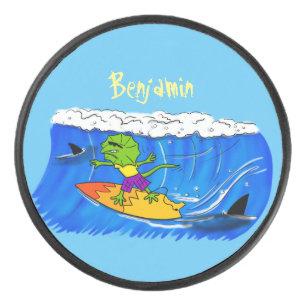 Funny frilled Halslizard Surfing Cartoon Eishockey Puck