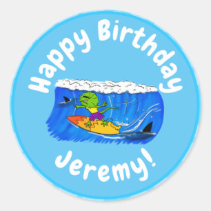 Funny frilled Halslizard Surfing Cartoon Runder Aufkleber