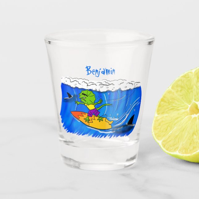 Funny frilled Halslizard Surfing Cartoon Schnapsglas (Vorderseite)
