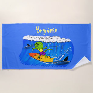 Funny frilled Halslizard Surfing Cartoon Strandtuch