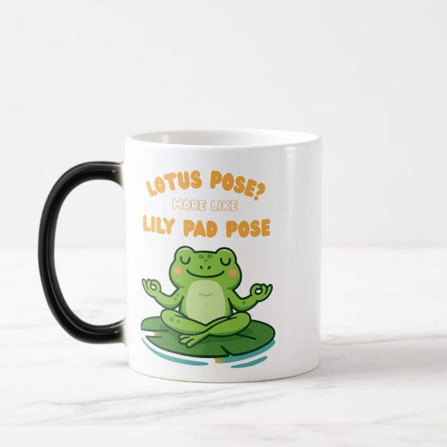 Funny Frog Yoga Cartoon Lotus Lily Pad Pose Design Verwandlungstasse (Links)