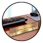 Funny Führungskraft Boss Name Plate Namensplakette<br><div class="desc">Funny Office Schreibtisch Namen Teller mit humorvollem Sprichwort Ich bin der Boss und Sie sind nicht in einem Design,  das sie lächeln und macht eine tolle Führungskraft Geschenk. Das ultimative Geschenk für den Chef oder Büromanager,  das sie laut lachen lassen wird.</div>