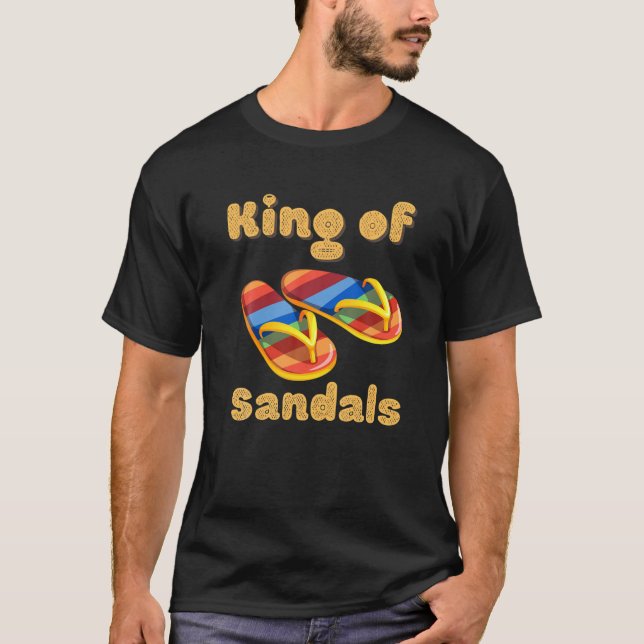 Funny für einen Urlaub. König der Sandalen. Bunt T-Shirt (Vorderseite)