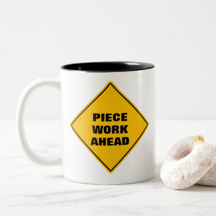 Funny gelb Stück Arbeit voraus Vorsicht Straßensch Zweifarbige Tasse