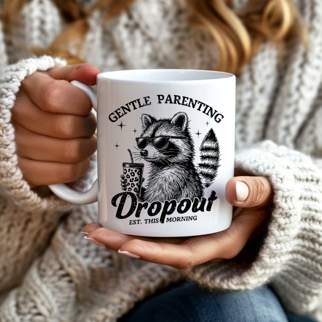 Funny Gentle Elternschaft Dropout Raccoon Mutter Kaffeetasse (Funny mug for the sleep deprived parent.  "Gentle parenting dropout. est. This morning.")