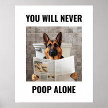 Funny German Shepherd sitzt auf der Toilette Wand
