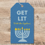 Funny "Get Lit" Chic Personalisiert Menorah Hanukk Geschenkanhänger<br><div class="desc">Fügen Sie Ihren Hanukkah-Geschenken einen Hauch Spaß mit diesem festlichen "Get Lit"-Geschenktag hinzu! Mit einer kühnen blauen Menorah-Illustration und anpassbarem Familiennamen-Text, ist dieser Tag der perfekte Weg, um Persönlichkeit in Ihre Urlaubsgeschenke zu bringen. Das moderne Design mit spielerischem Ausdruck und lebhaften Farben schafft eine unvergessliche Touch für Hanukkah-Ansammlungen und den...</div>