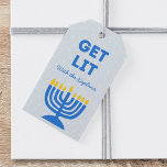 Funny "Get Lit" Chic Personalisiert Menorah Hanukk Geschenkanhänger<br><div class="desc">Fügen Sie Ihren Hanukkah-Geschenken einen Hauch Spaß mit diesem festlichen "Get Lit"-Geschenktag hinzu! Mit einer kühnen blauen Menorah-Illustration und anpassbarem Familiennamen-Text, ist dieser Tag der perfekte Weg, um Persönlichkeit in Ihre Urlaubsgeschenke zu bringen. Das moderne Design mit spielerischem Ausdruck und lebhaften Farben schafft eine unvergessliche Touch für Hanukkah-Ansammlungen und den...</div>