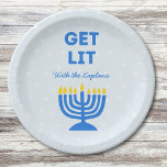 Funny "Get Lit" Chic Personalisiert Menorah Hanukk Pappteller<br><div class="desc">Fügen Sie Ihrem Hanukka-Fest einen festlichen Funke hinzu mit diesen lustigen "Get Lit"-Servietten! Diese Servietten mit einer fett blauen Menorah-Illustration und individuell anpassbarem Familiennamen bringen Spaß und Persönlichkeit in Ihre Ansammlungen. Die spielerische Phrase und die lebhaften Farben machen sie zu einer unvergesslichen Ergänzung Ihres Hanukkah-Tisches, perfekt für Familienessen, Party oder...</div>
