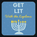 Funny "Get Lit" Chic Personalisiert Menorah Hanukk Quadratischer Aufkleber<br><div class="desc">Bringen Sie Ihren Hanukah-Feiern einen festlichen Funke mit diesen lustigen Aufklebern "Get Lit"! Diese Aufkleber mit einer fett gedruckten Menorah-Illustration, anpassbarem Familiennamen-Text und einer spielerischen Botschaft sind perfekt, um Geschenktaschen, Geschenkkartons oder Urlaubskarten Persönlichkeit hinzuzufügen. Das lebendige Design und die humorvolle Phrase machen sie zu einer unvergesslichen Ergänzung zu jeder Hanukka-Ansammlung,...</div>
